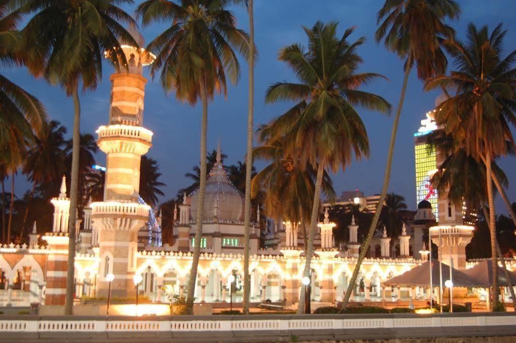 Lotus Masjid India Hotel 2*